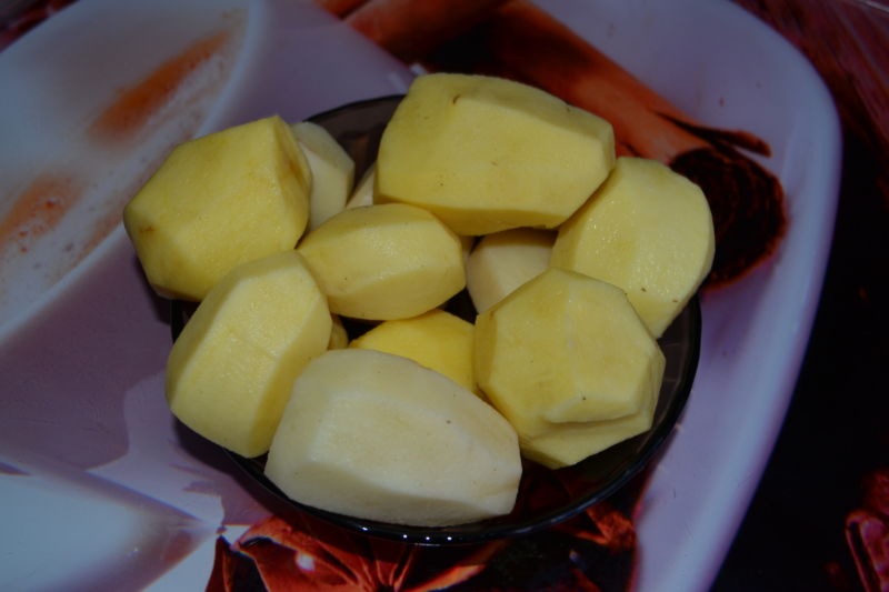 Шашлык из картошки с салом в фольге на мангале