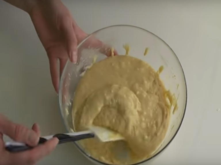 Манник на кефире – лучшие рецепты очень вкусного воздушного пирога