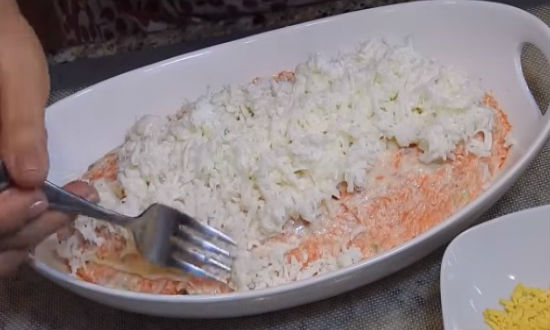 Вкусный и нежный салат «Мимоза», классический пошаговый рецепт с рыбными консервами