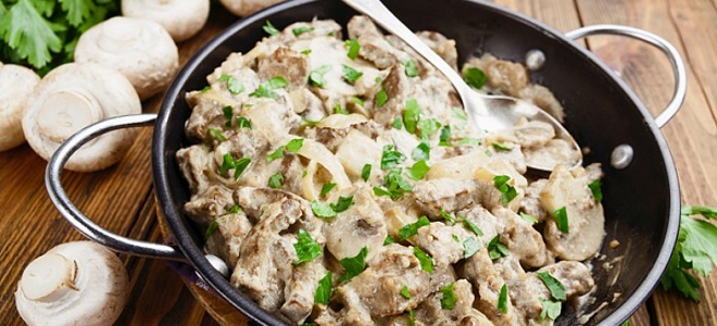 Мясо с грибами в духовке и горшочке — рецепты мяса по-французски и по-купечески. Как приготовить жаркое, запеканку, бефстроганов с мясом.