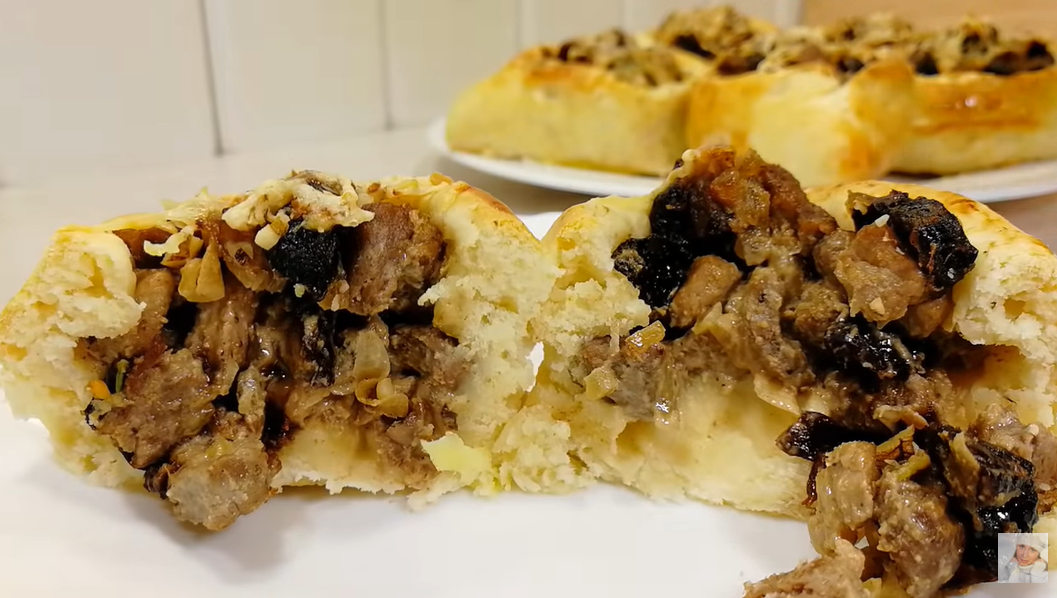 Изысканное кушанье на каждый день: румяные пирожки с мясом и черносливом