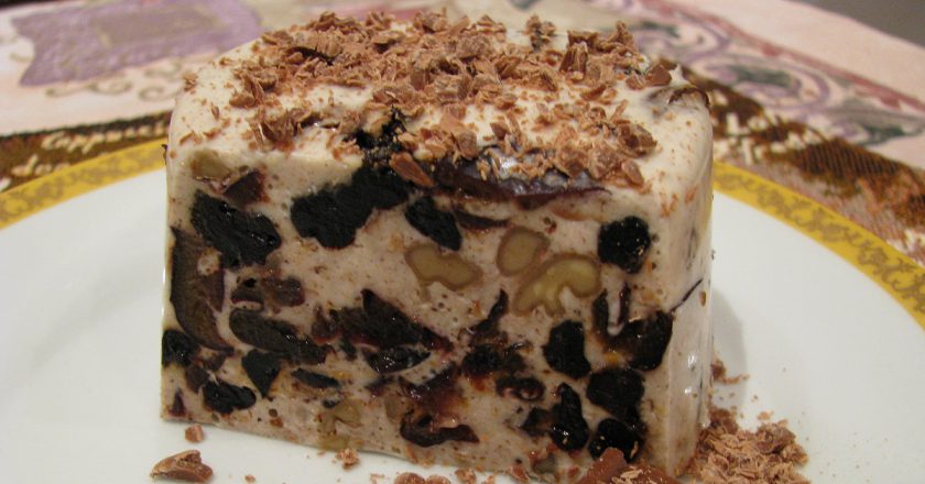 Десерт со сметаной, черносливом и орехами: рецепт супервкусного угощения