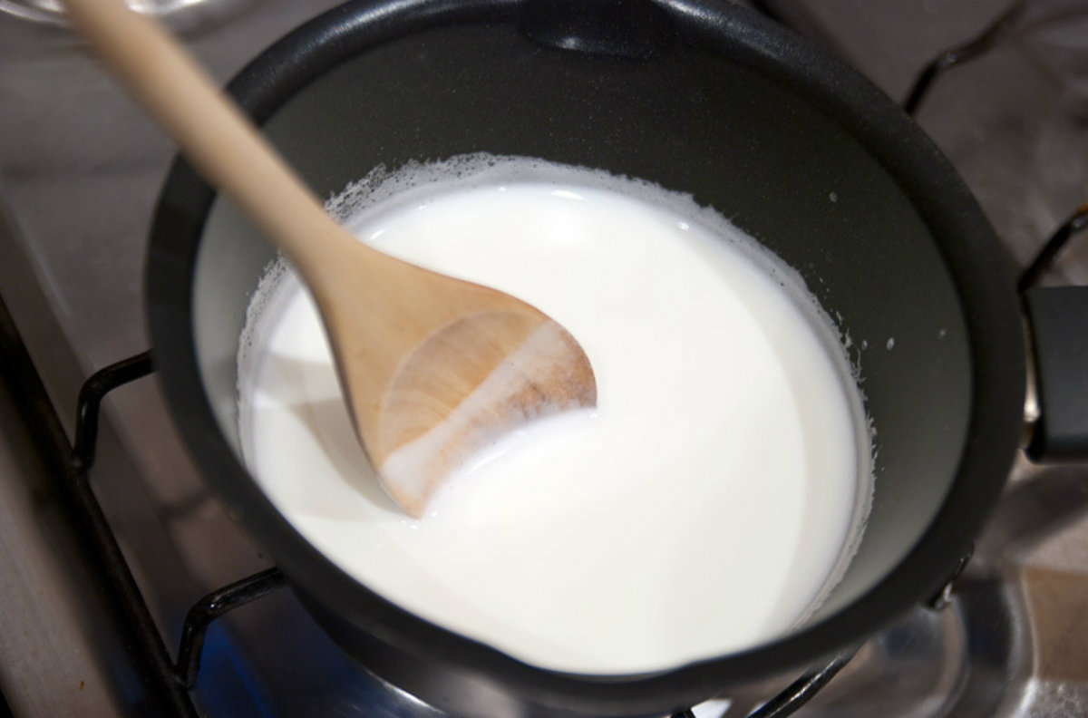 Как приготовить домашнюю сметану из магазинного молока: городской вариант