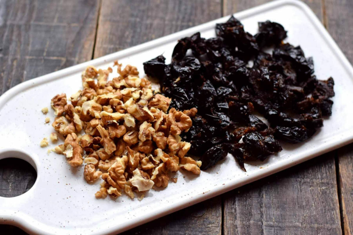 Десерт со сметаной, черносливом и орехами: рецепт супервкусного угощения