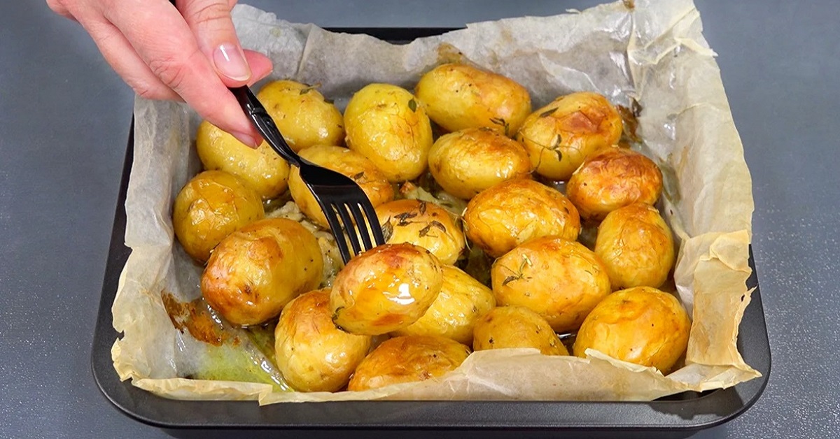 Золотистый картофель в духовке. Румяный, мягкий и неимоверно ароматный!