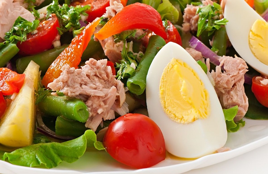 7 рецептов вкусных салатов: сытный и легкий ужин