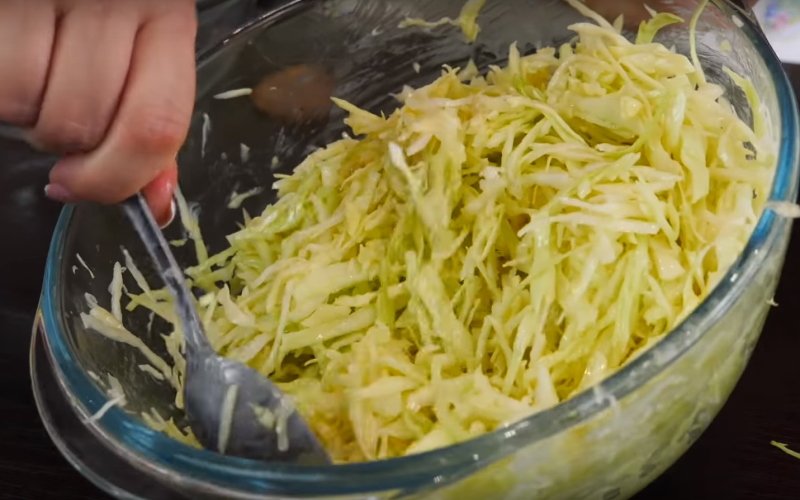 В чём прелесть капустной шарлотки и как ее готовить
