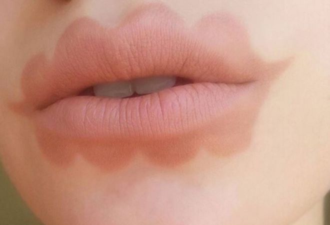 Сумасшедший бьюти-тренд следующего года: волнистые губы! Кто рискнет?