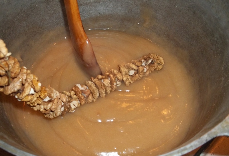 «Грузинский сникерс» из моего детства. Как приготовить чурчхелу с орехами в домашних условиях. Худеющим сладкоежкам посвящается.