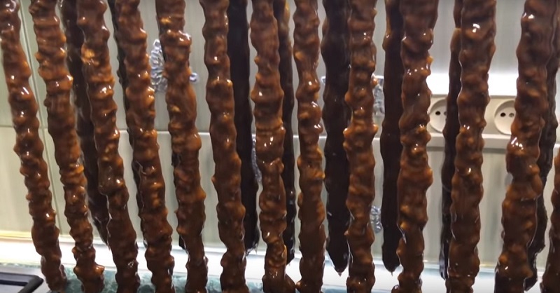 «Грузинский сникерс» из моего детства. Как приготовить чурчхелу с орехами в домашних условиях. Худеющим сладкоежкам посвящается.