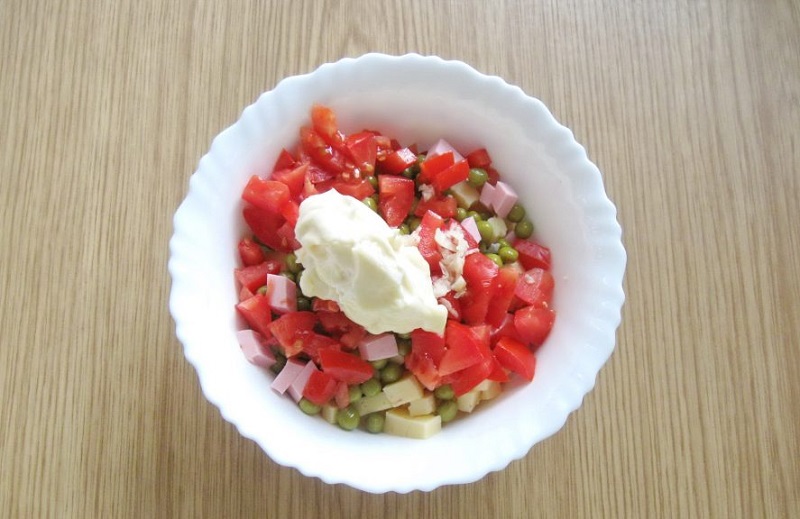Одними томатами сыт не будешь, готовь салаты! 7 рецептов с самым сочным овощем сезона.