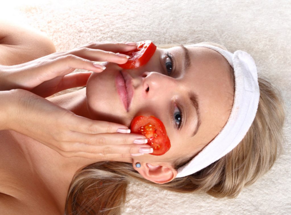 Помести кусочек помидора на лицо и подожди 15 минут. С кожей произойдет поразительная перемена!