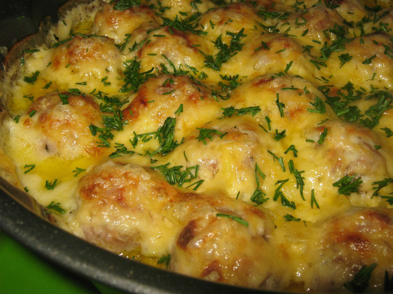 Фрикадельки в духовке с картошкой и сыром