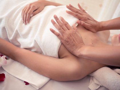 Без боли и скальпеля: 3 способа сохранить грудь подтянутой и упругой даже после 40 лет