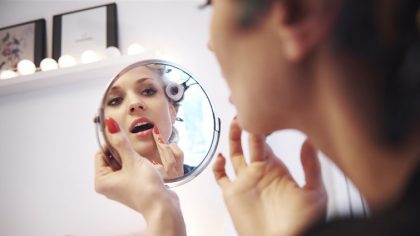 Визажисты назвали 7 наших любимых трюков в макияже, которые приводят их в ужас