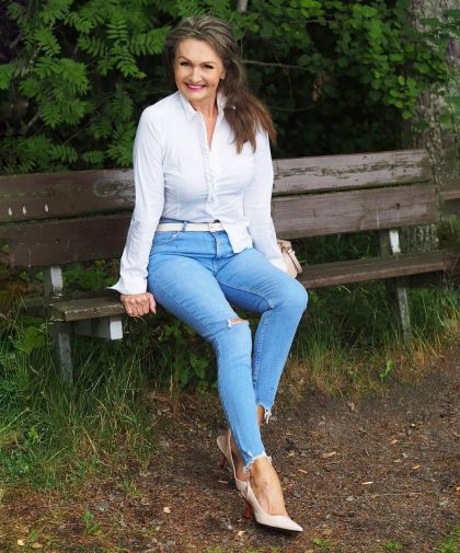 7 способов носить джинсы после 60, чтобы выглядеть на зависть молодым